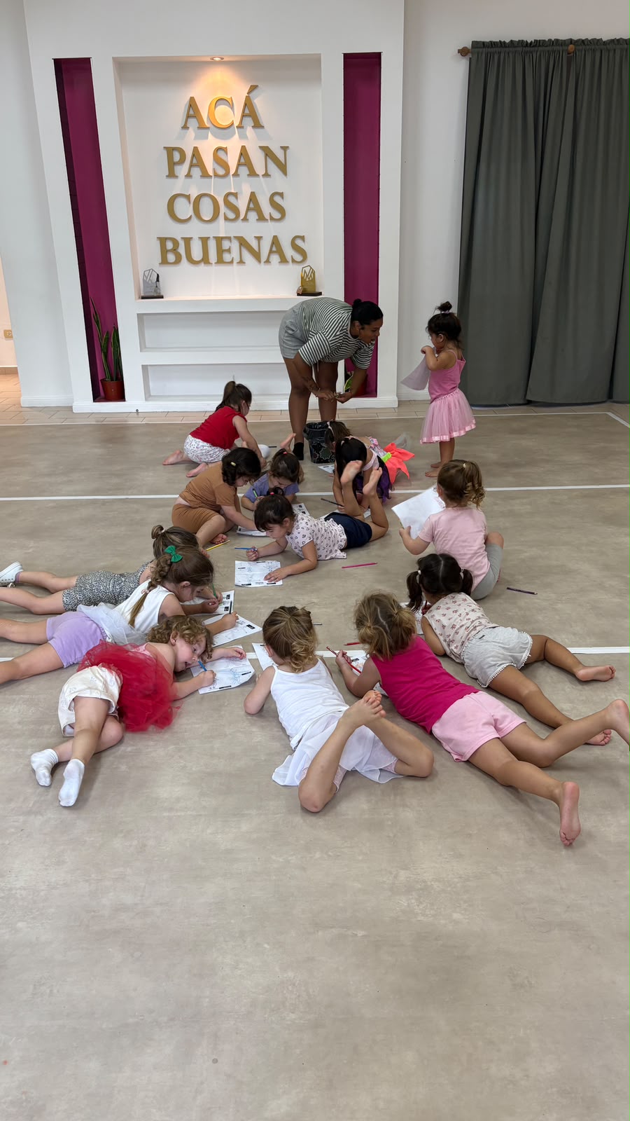 Niñas dibujando en el piso del estudio