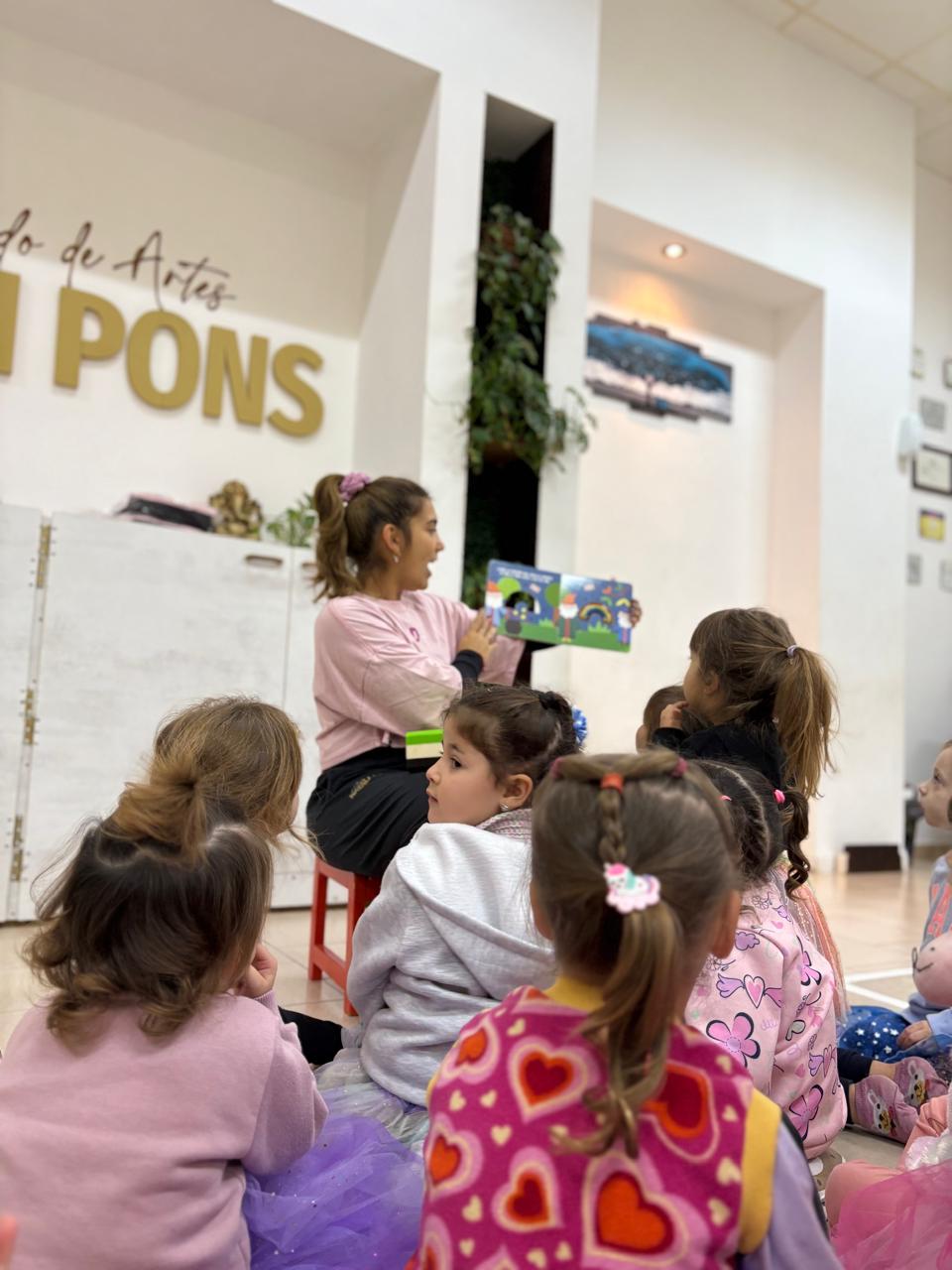 Natali Pons enseñando a sus alumnos