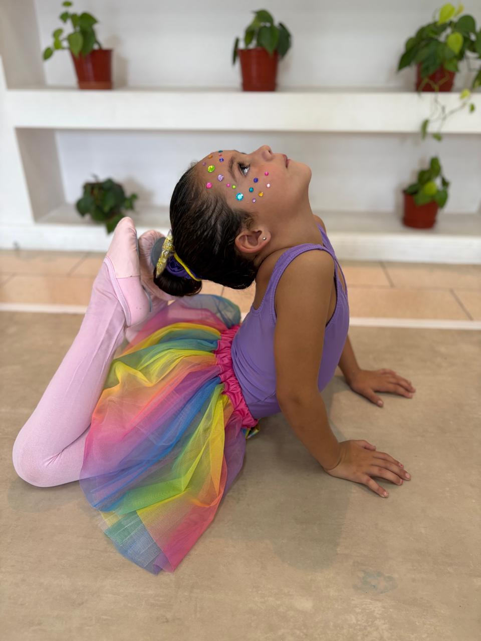 Pequeña bailarina con stickers brillantes