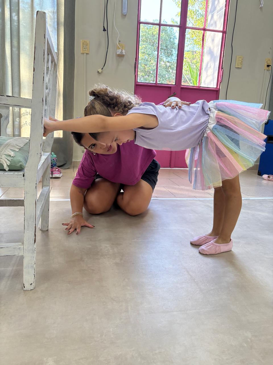 Natali Pons enseñando a sus alumnos