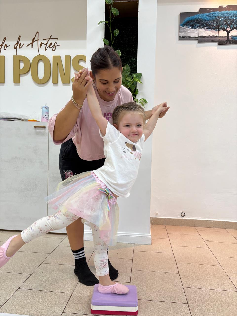 Natali Pons enseñando a sus alumnos