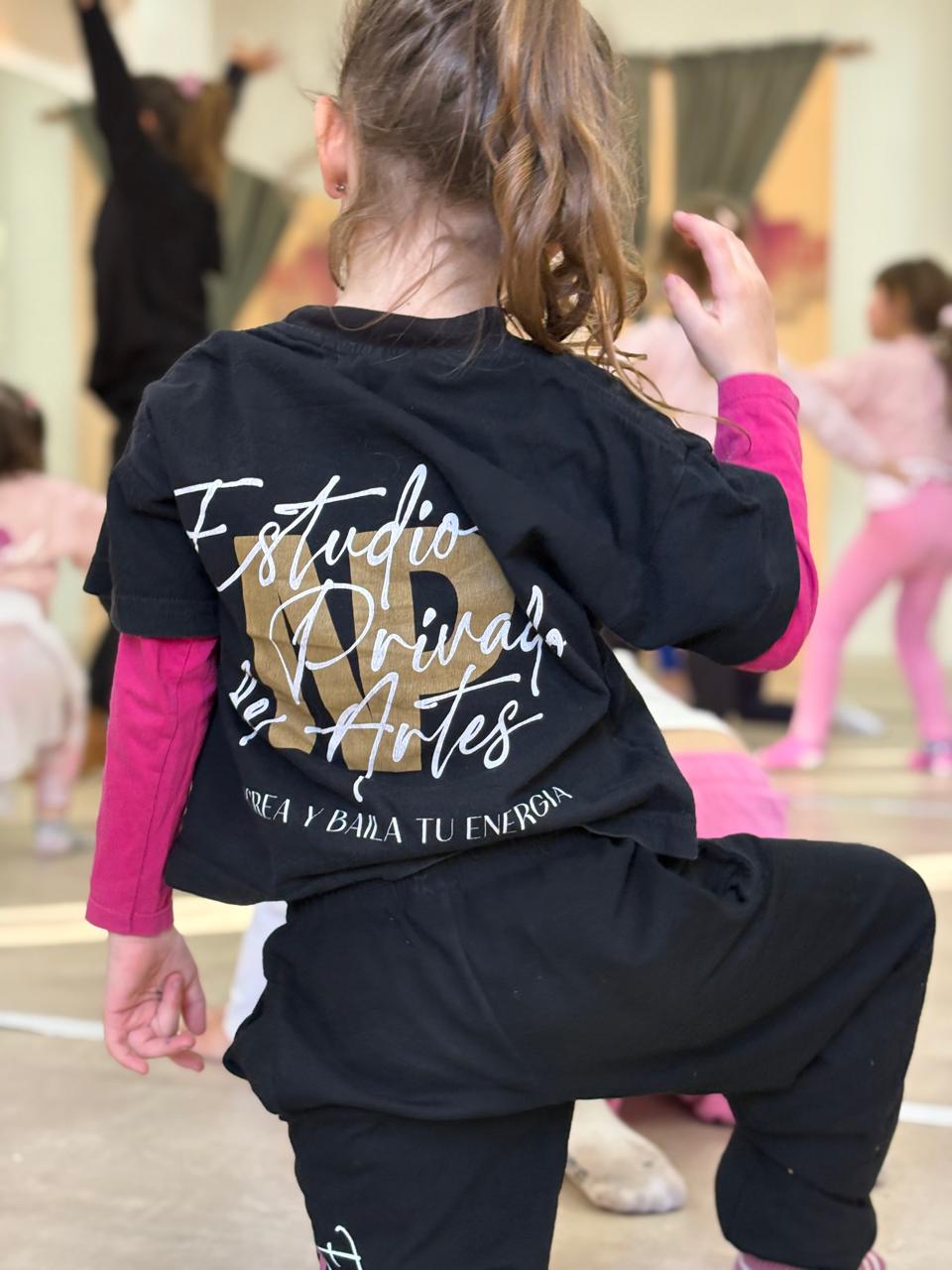 Niña entrenando con remera Estudio Privado de Artes